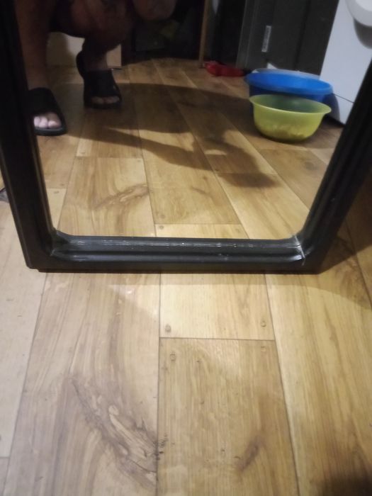 Duże lustro w drewnianej ramie