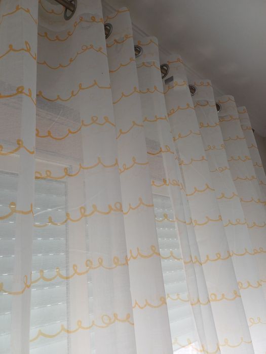 Cortinas e candeeiro