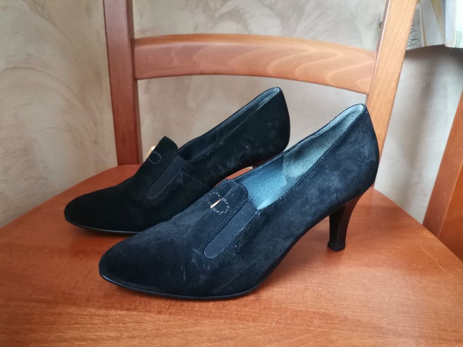 Czarne zamszowe pantofle