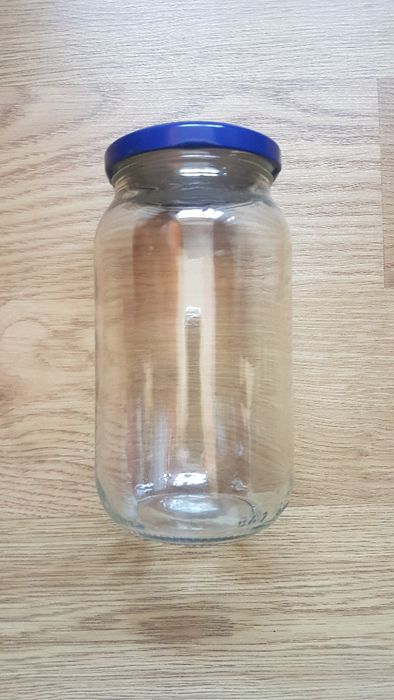 Conjunto de 8 frascos de vidro limpos e sem rótulos.