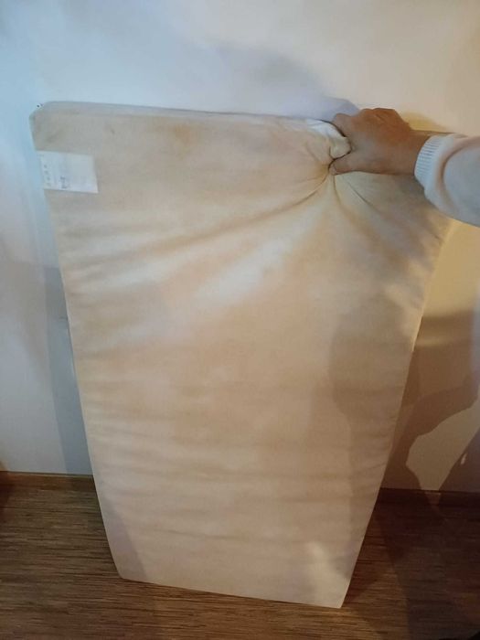 Colchão de criança fino. Preço: 8 euros.