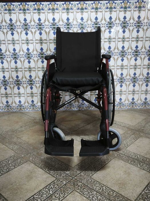 Cadeira de Rodas Dobrável e Leve (Assento 45x45) – Cor Bordeaux