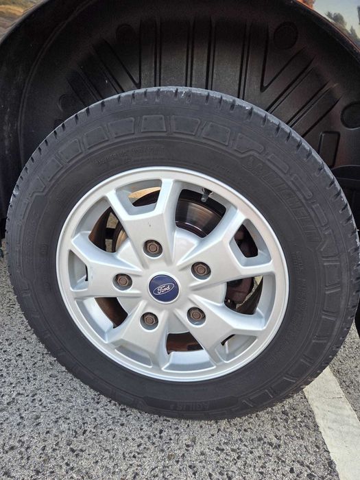 Viatura Ford Transit Custom, de cor preta