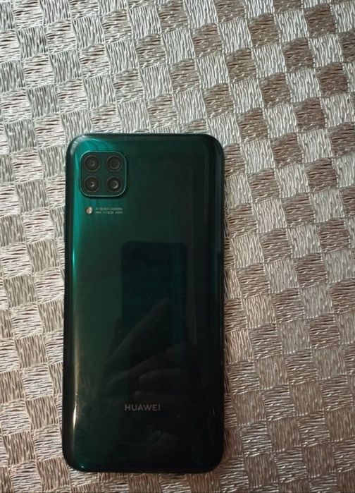 Huawei P 40 lite в  хорошем состоянии