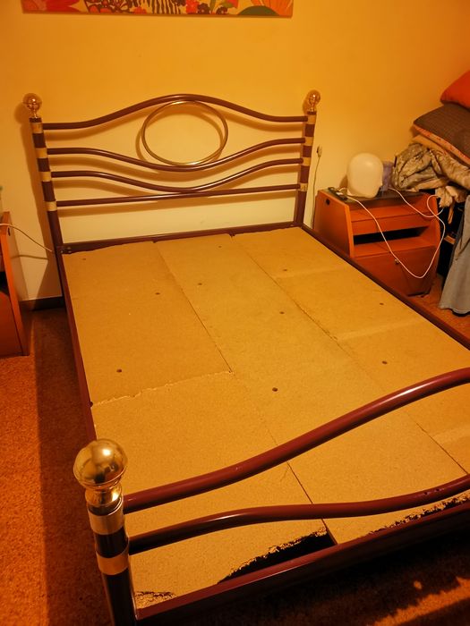 Cama de casal de metal