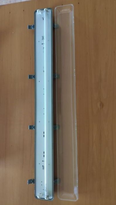 Caixa e lâmpada fluorescente