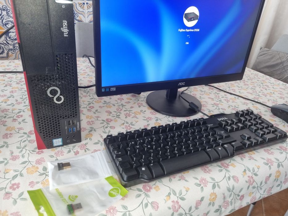 Computador Fujitsu Esprimo D556 + monitor AOC de 22 polegadas