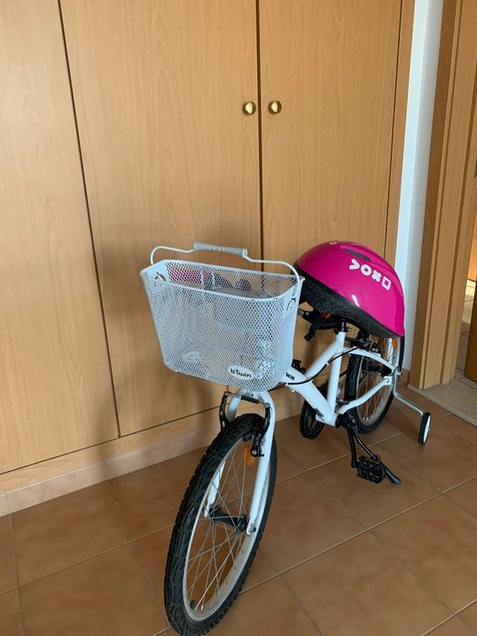 Bicicleta de menina nova com cesto,campainha e rodinhas.