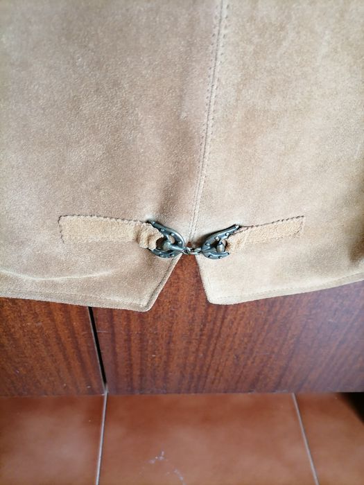 Colete em pele genuína cor camel