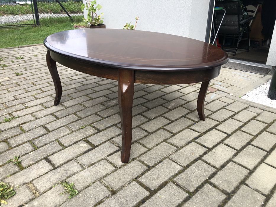 Owalny stolik kawowy