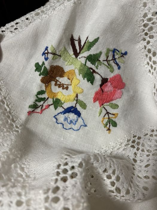 Colcha de linho bordada à mão com 135x190 + 55 cm de folho