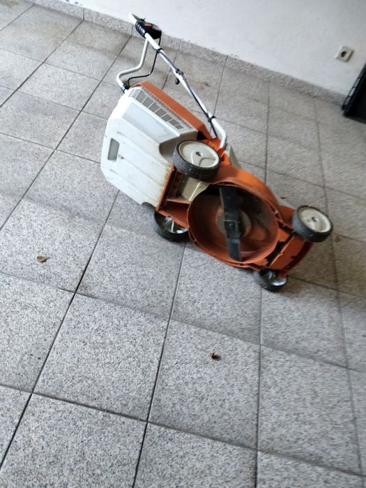 Corta relvas a batrrial STIHL