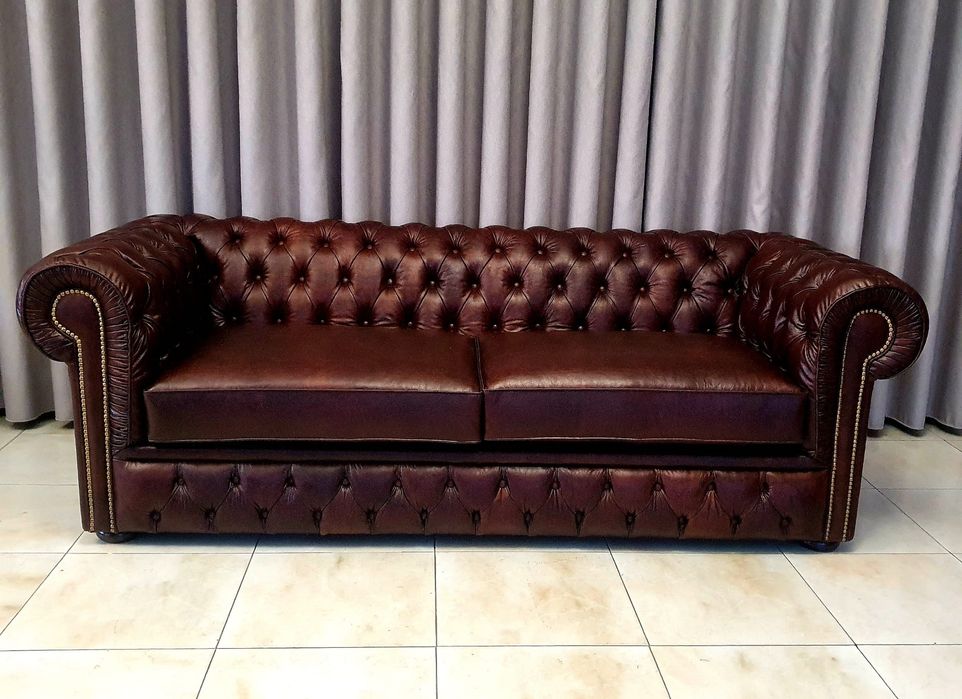 Sofá Chesterfield em pele envelhecida- Novo