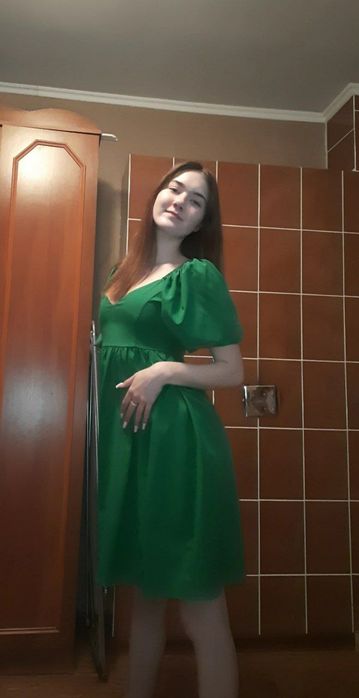 Гарненька сукня-міді