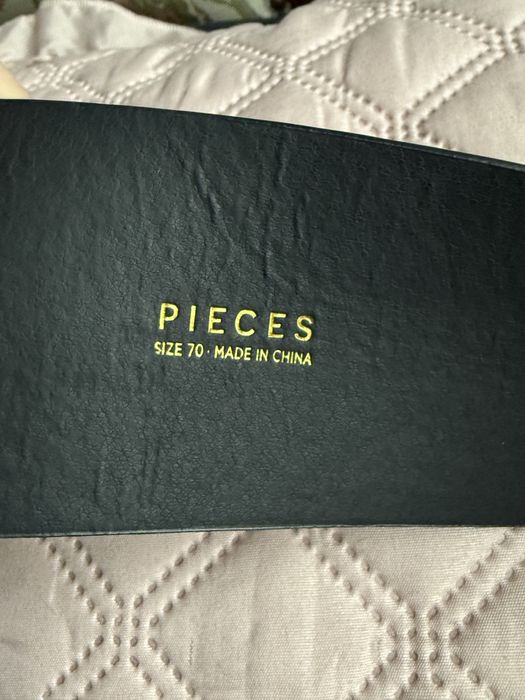 Pasek Pieces czarny ze złotą klamrą 70 cm