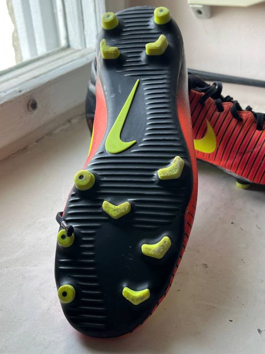 Фірмові футбольні бутси Nike