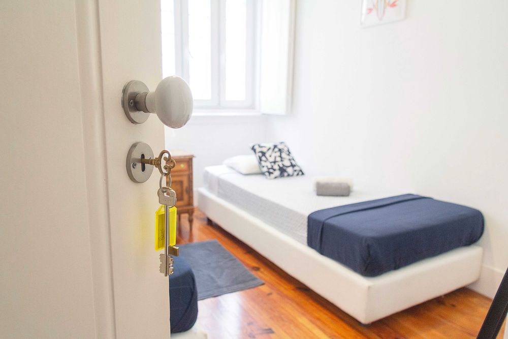 Recheio Completo Guest House | 11 Camas + Móveis + TVs | 1.500 €