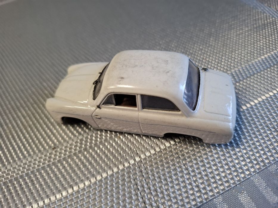 Syrenka 104 model skala 1:43