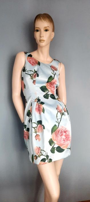 Elegancka sukienka w kwiaty MOHITO 34