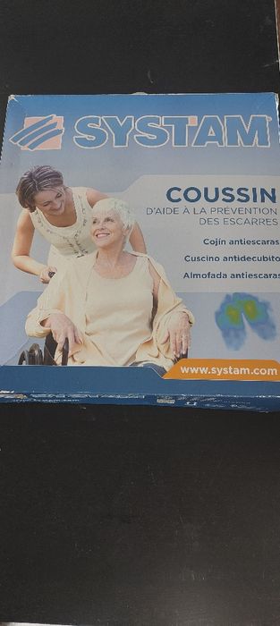 Cadeira de rodas, almofada antiescaras e cinta