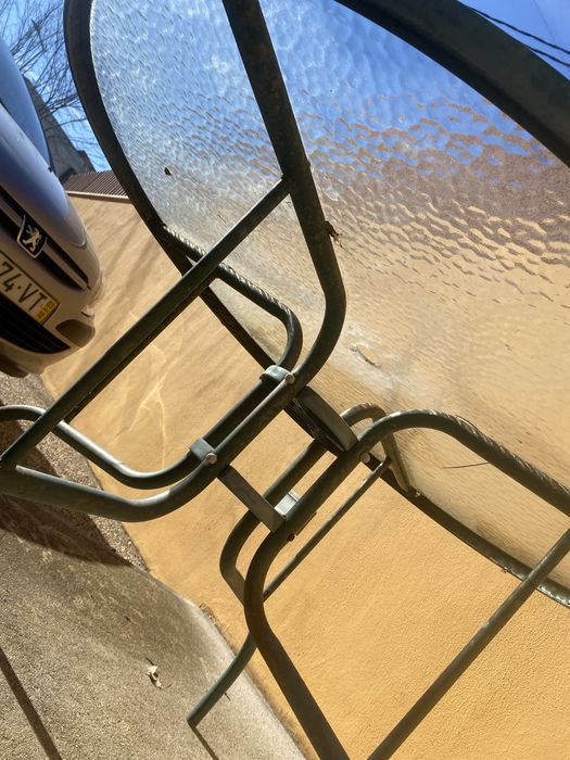 Mesa redonda de vidro com buraco para chapéu