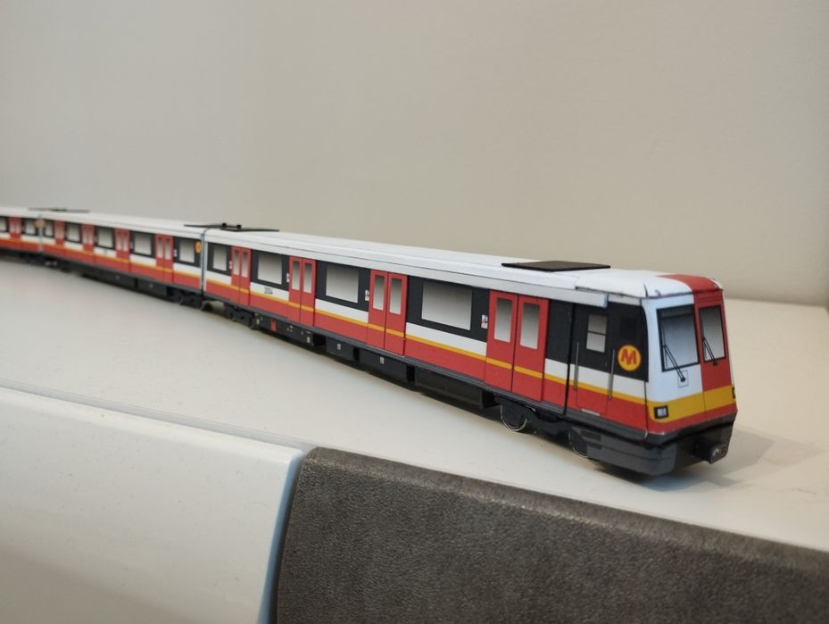 Alstrom Metropolis 98B 1:87 zabawka pociąg pasażerski miejski autobus