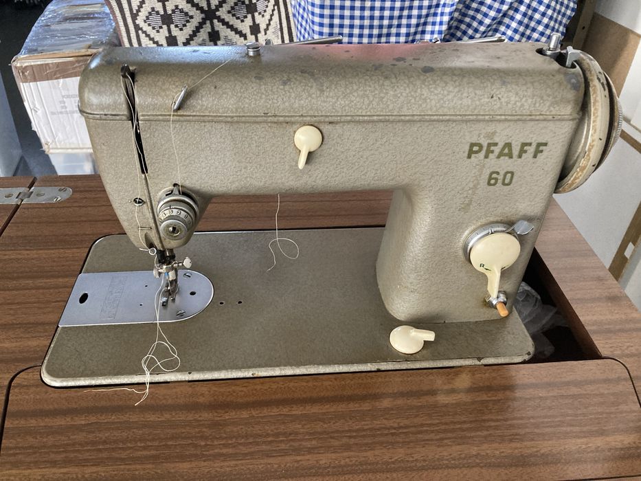 Máquina de Costura PFAFF 60 Automática, com Móvel