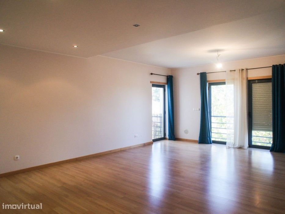 Apartamento T3 Semi-Novo! Com Varanda e Arrecadação individual