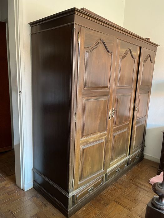 Roupeiro antigo em madeira maciça – 3 portas – estilo clássico