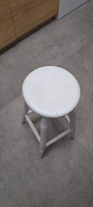 Stołek drewniany, lite drewno, biały mat.