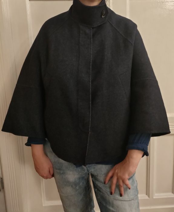 Granatowe ponczo Zara