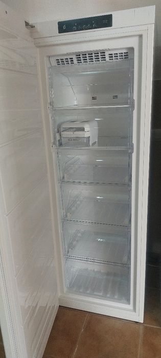 Arca frigorífica vertical (No frost)   WHIRLPOOL