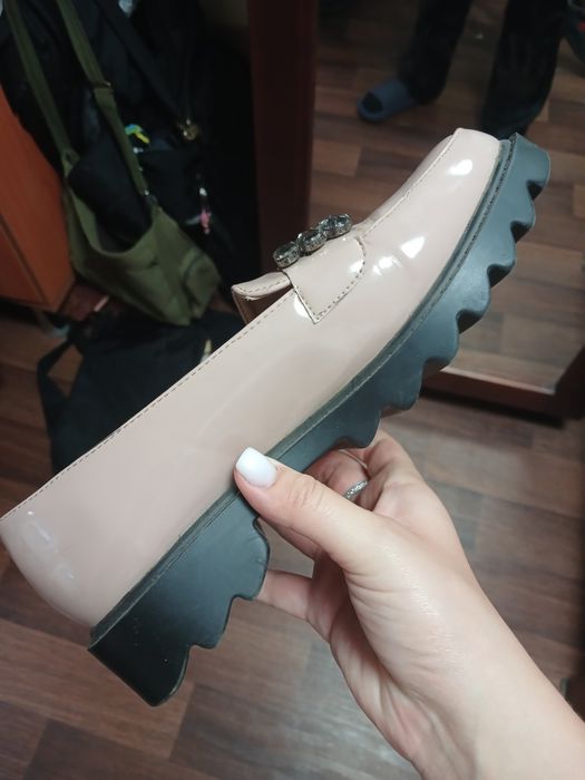 ласковые бежевые лоферы