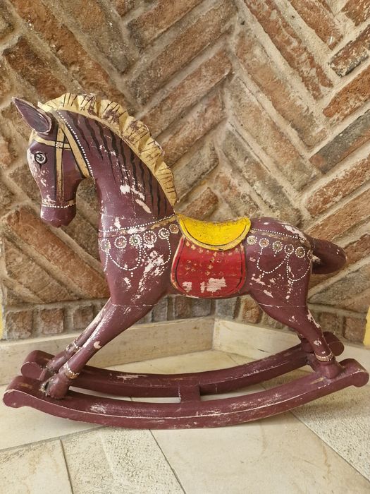 Cavalo em madeira baloiço antigo