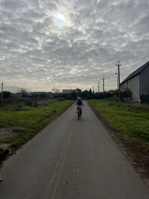 Продаю участок под постройку дома рядом с озером.