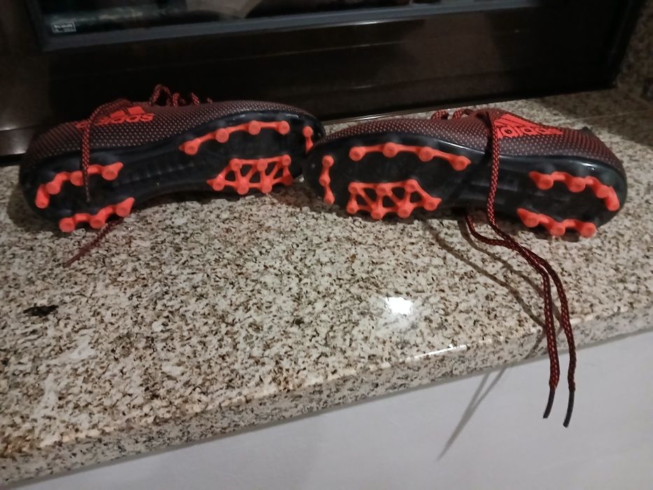 2 pares de chuteiras uma adidas outra  puma