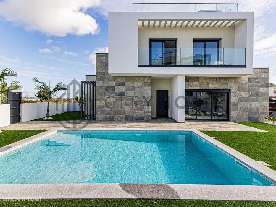 Moradia T2+1 com rooftop, piscina e vista mar