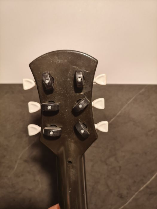Plastikowa mała gitara
