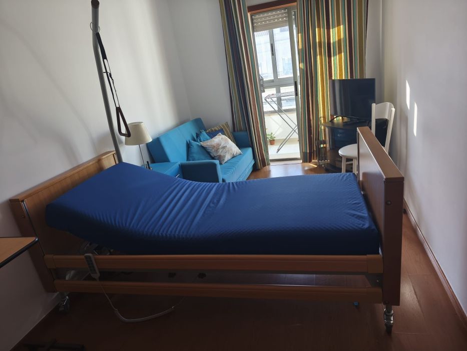 Cama Articulada Elétrica Sensicare c/Acessórios.