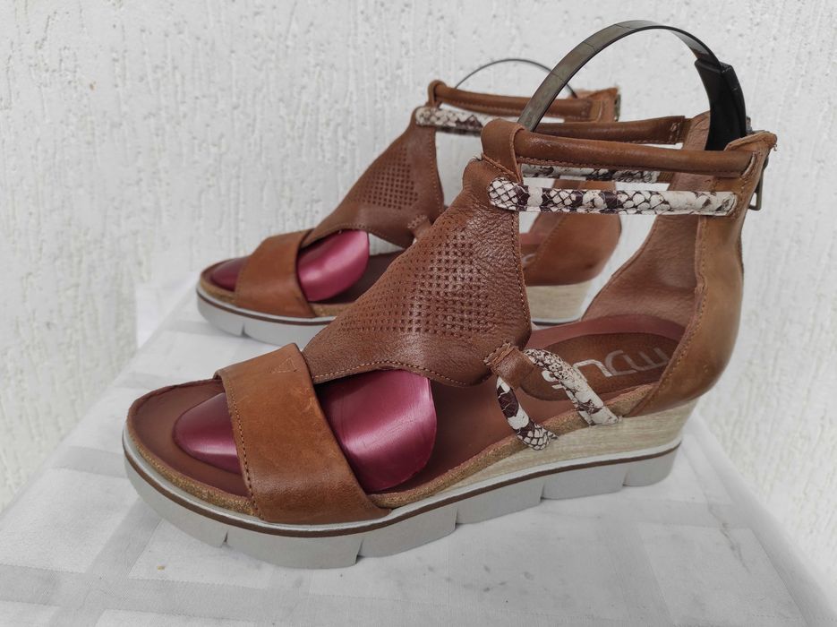Брендовие, кожанние босоножки Mjus р.39
