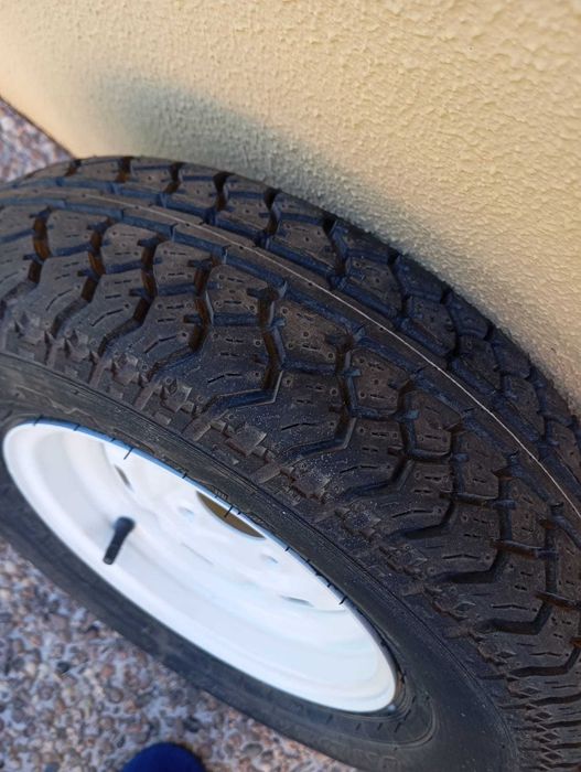 Roda completa para atrelado como nova. Jante de 10"" de 4 furos, pneu 145R68