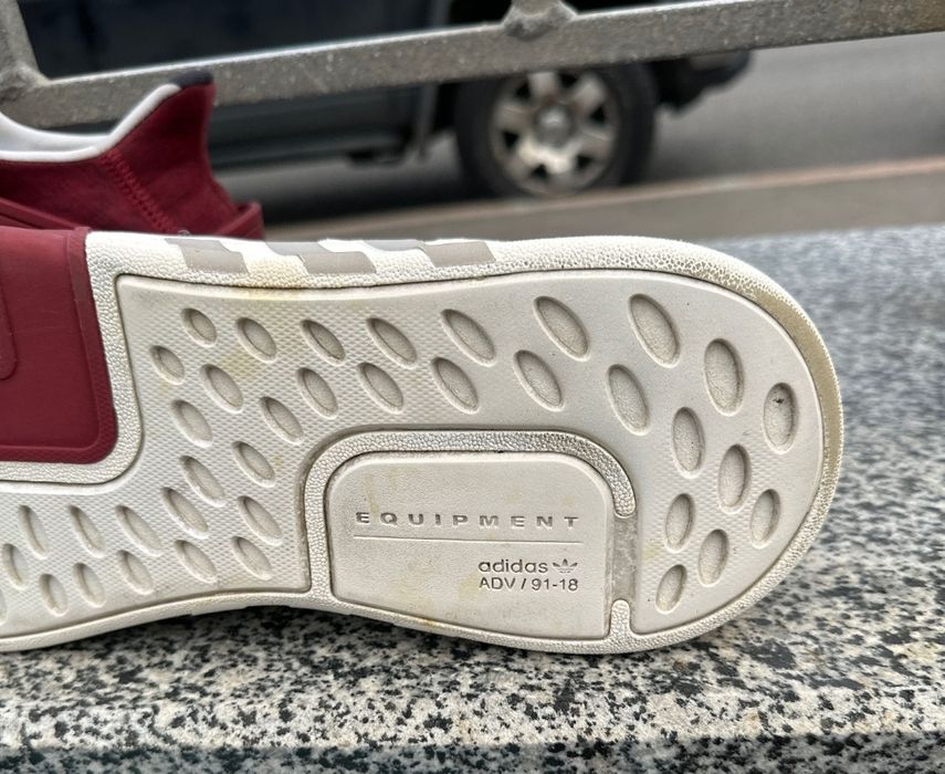 Фирменные кроссовки adidas.