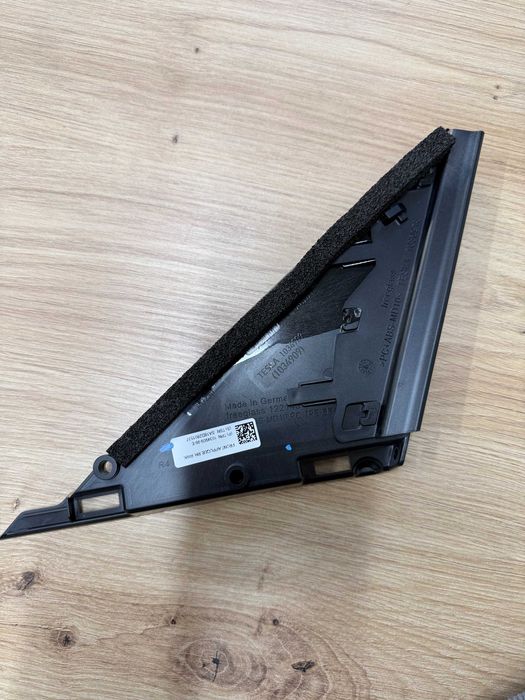 Форточка передня Tesla Model X молдинг крила трикутник Тесла ікс