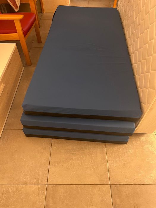 Cama articulada e material geriatria