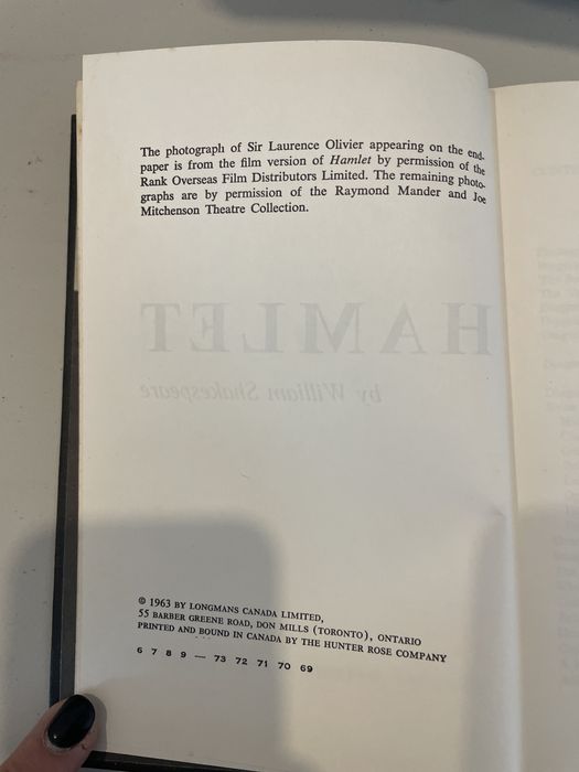 Livro Hamlet by the Falcon Shakespeare