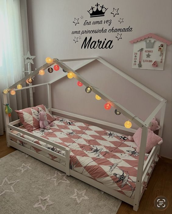 Cama de crianca com mesinha de cabeceira.