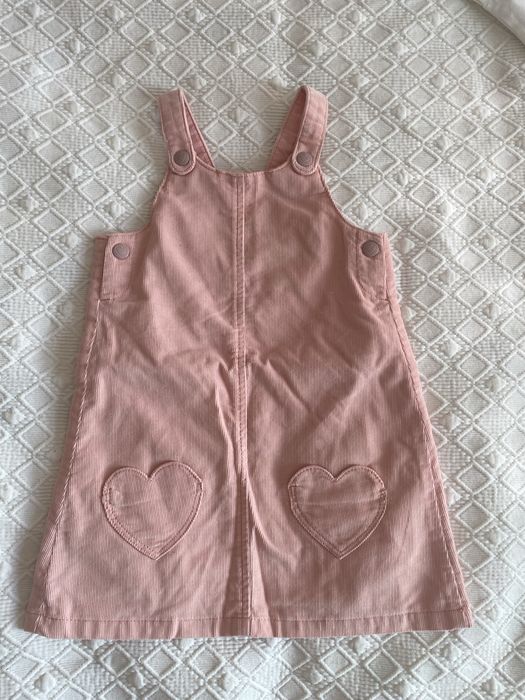 Vestidos jardineira azul e rosa