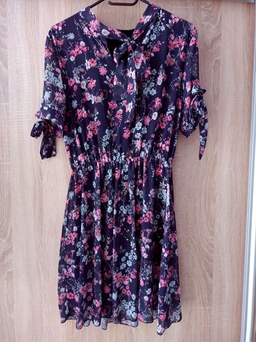 Letnia sukienka w drobne kwiaty