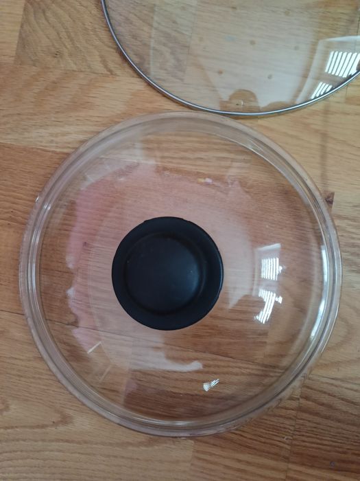 Pokrywy na patelnie- 2 sztuki.