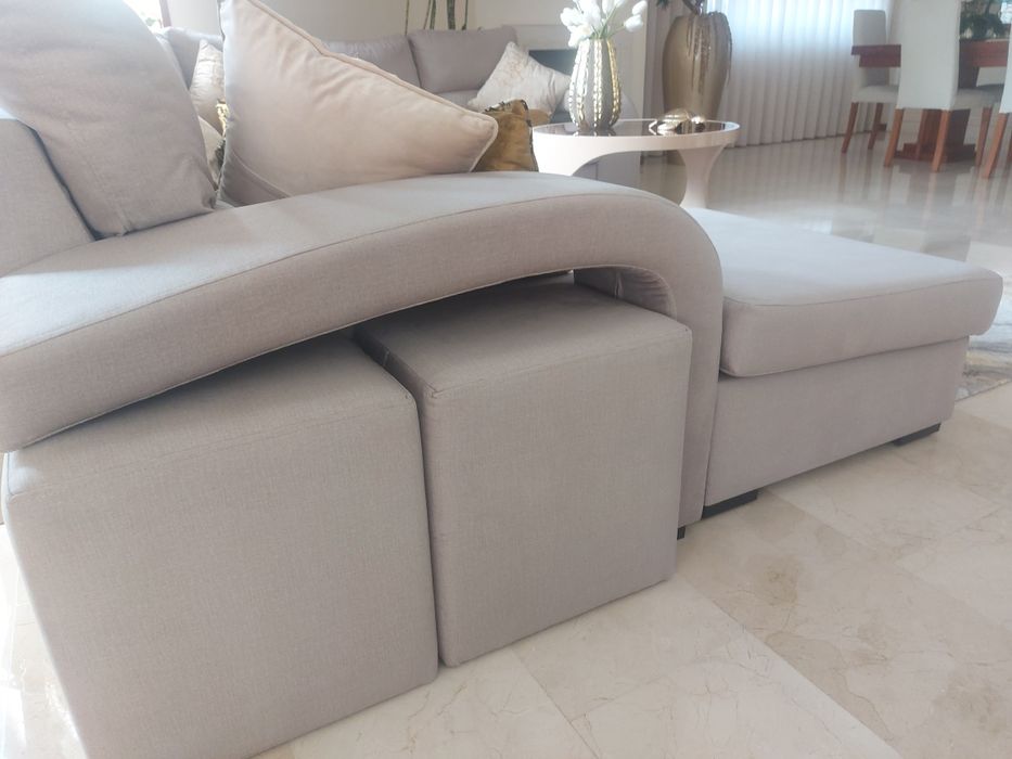 Sofá de canto arredondado com chaise longue e 4 puffs